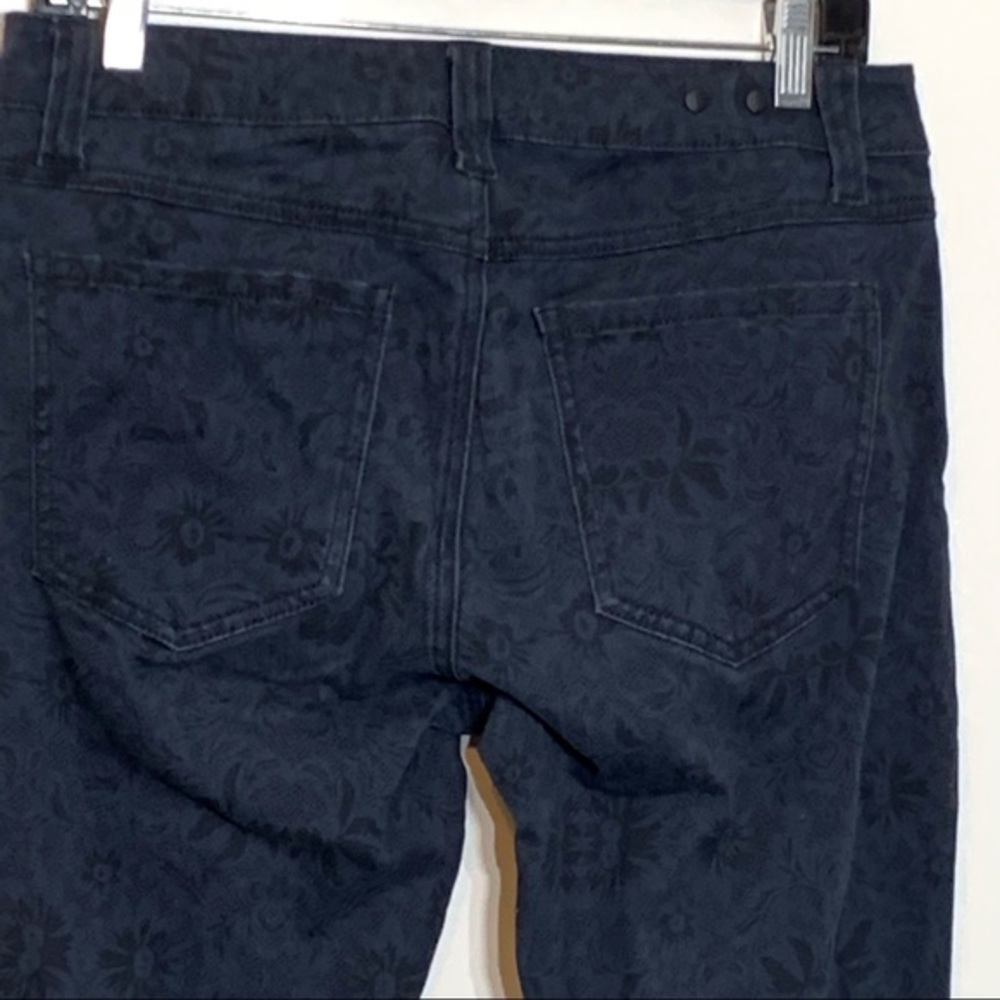 EUC CAbi black floral print on blue denim‎ jeans
